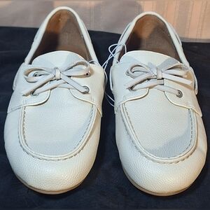 UNIVERSAL THREAD Cream Loafers with Laces